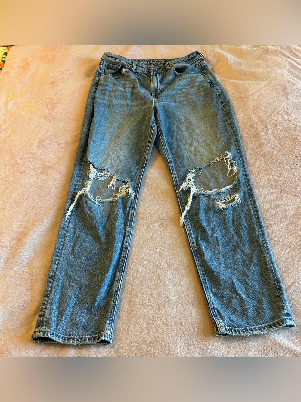 American Eagle Strigid Mom Jean distressed high rise straight fit size 8 casual